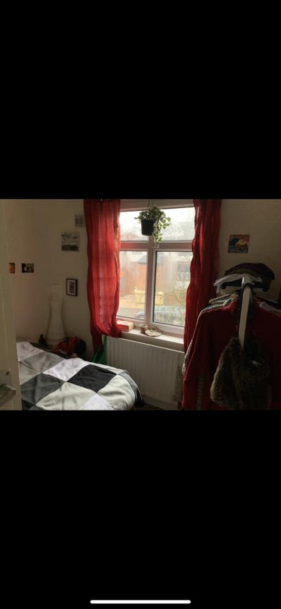 Small double room in Sheffield Main Photo