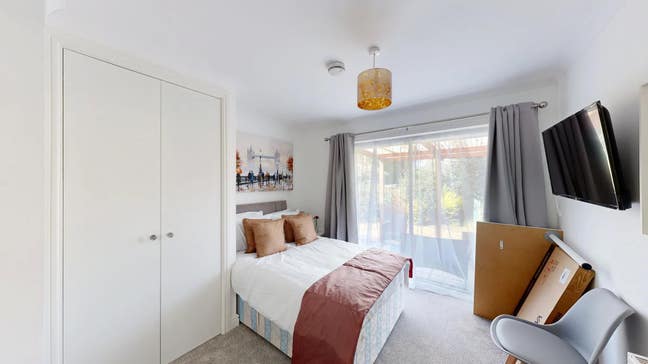 Double Room to Rent 5 Mins from Ifield Station! Main Photo