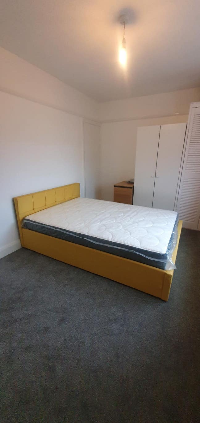 Bright double room available in a quiet  house Main Photo