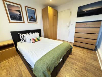 London City Airport Shmozy Cozy  2BD 2BTH *View* Main Photo