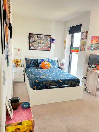 Large Double Room with Balcony & Private Bathroom Main Photo
