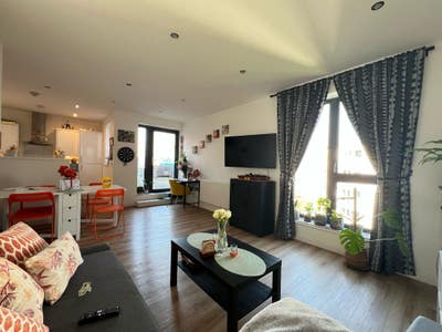 Large Double Room with Ensuite Bathroom Main Photo