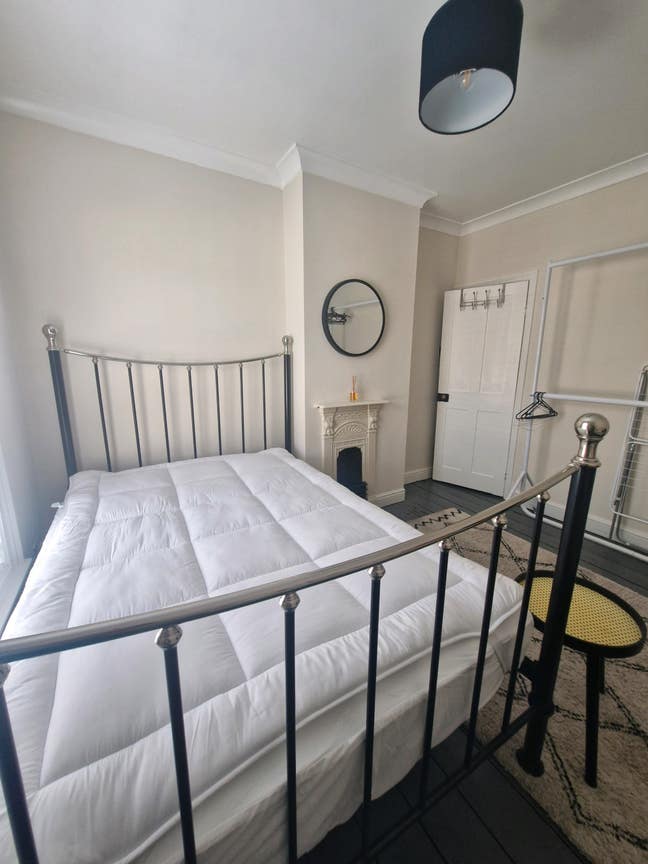 Sunny double bedroom in NR2. For female only. Main Photo