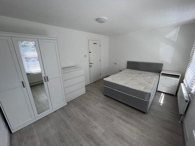 Largeroom available in  Edmonton! Main Photo