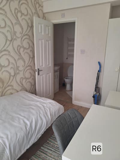 En-suit rooms for tidy polite tenants  Main Photo