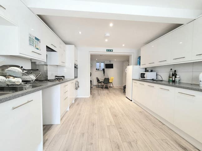 Lovely Bright Large Ensuite Double Room to Rent Main Photo