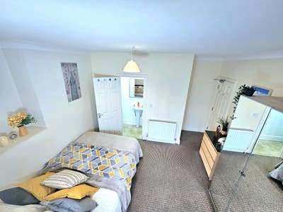1 ensuite room in DN1, close to hospital Main Photo