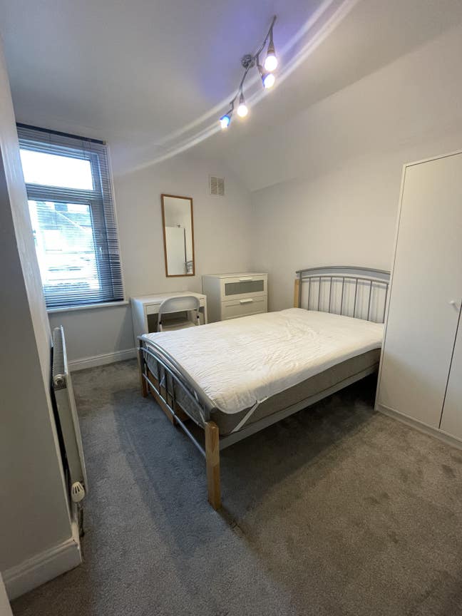 One Room Available in 4 Bed Professional House  Main Photo