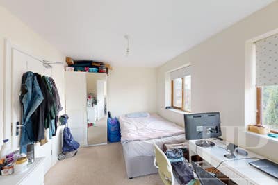 Double En-Suite Room Near Three Bridges Station! Main Photo