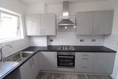 Looking for a flatmate for south-side flat Main Photo