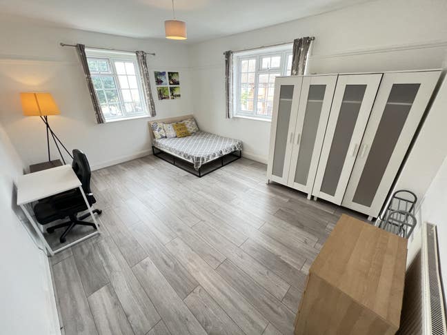 Bright Room Available – 2 Minutes Hendon Central! Main Photo