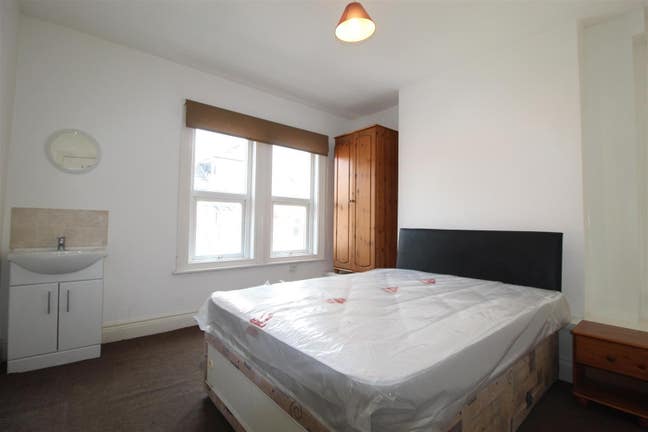 An ensuite double bedroom in Roundhay Main Photo