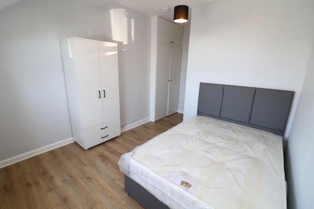 Spacious and affordable Room in East Acton Main Photo