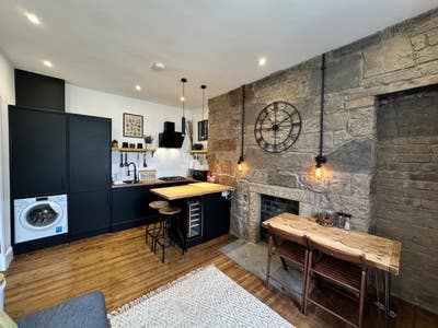Large Central Modern 2 Bed Beside Meadows Main Photo