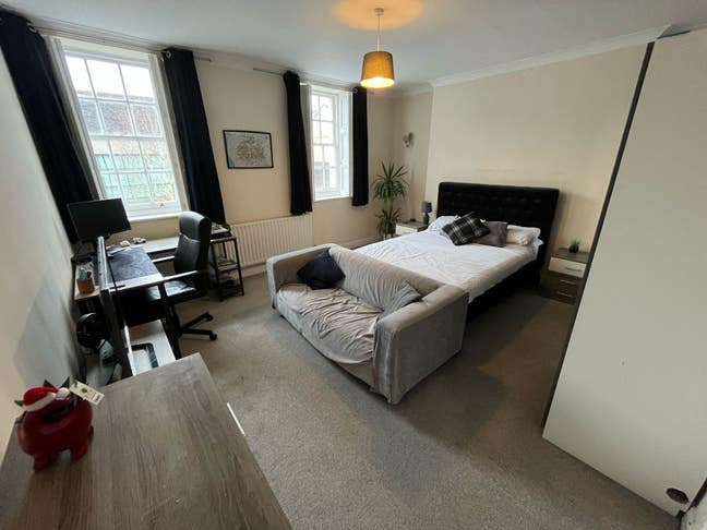 One Double Room in a Spacious House Main Photo