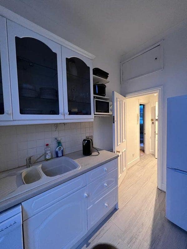 Large, comfortable Studio Flat, (short/long lets) Main Photo