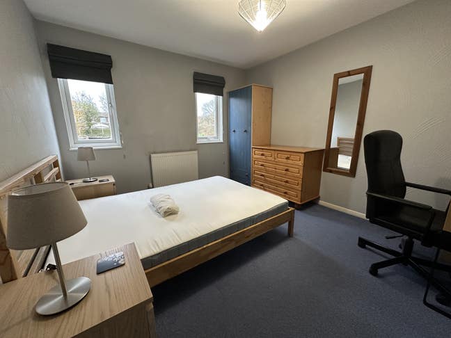 373 Large room with ensuite in friendly house Main Photo