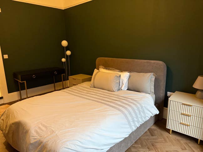 Large double room with solo use bathroom Main Photo