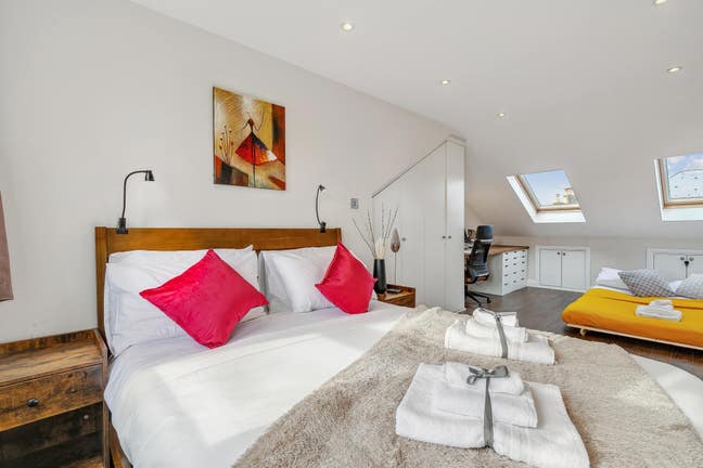 Massive en-suite ideal for couples, ALL bills inc Main Photo