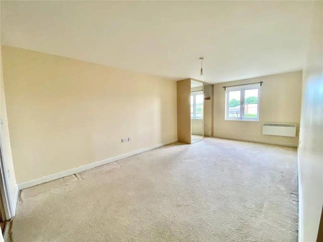 2 Bedroom, 2 Bathroom Flat next to Woking Station Main Photo