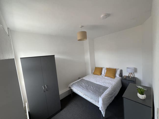 Newly refurbished house available NOW Main Photo