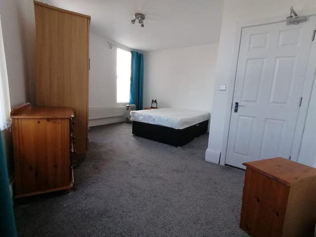 1 Large En Suite in a 8 Bed House - Wirral Area! Main Photo