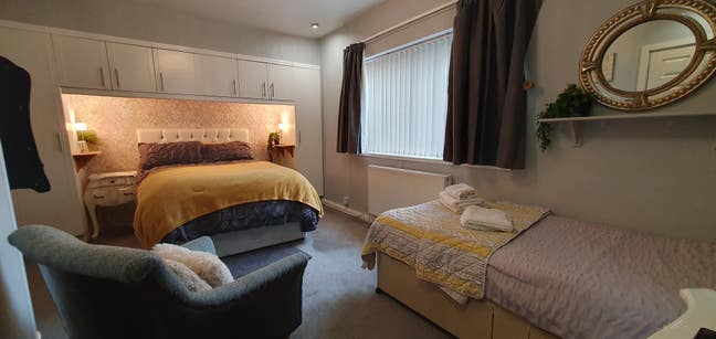 Double + Single Ensuite in opulent area Main Photo