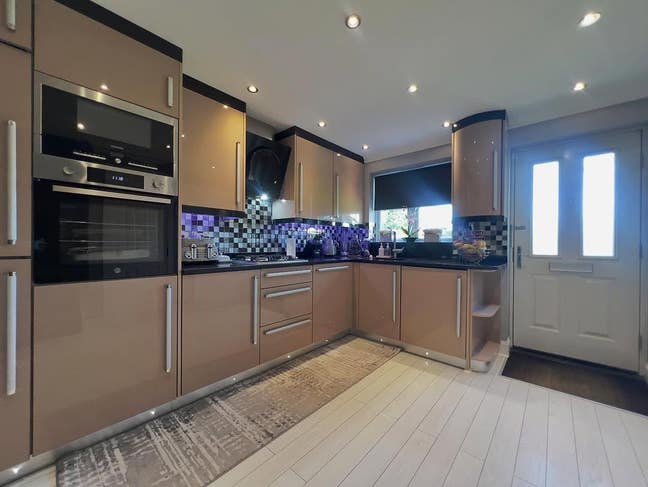 Massive Double Bedroom For rent Main Photo