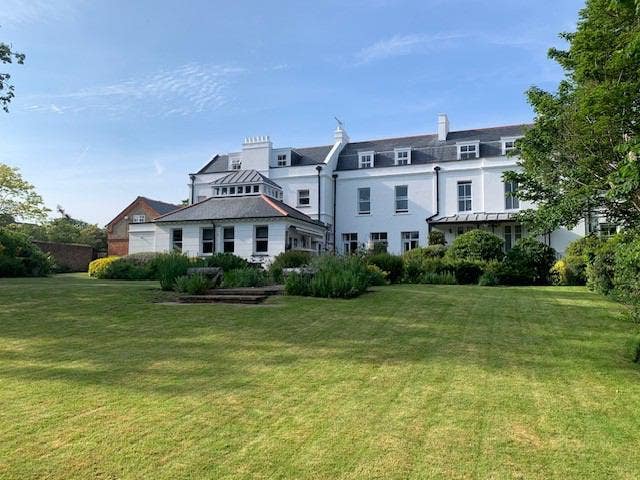 E18 - Wansted - Luxury ensuite in gated community Main Photo