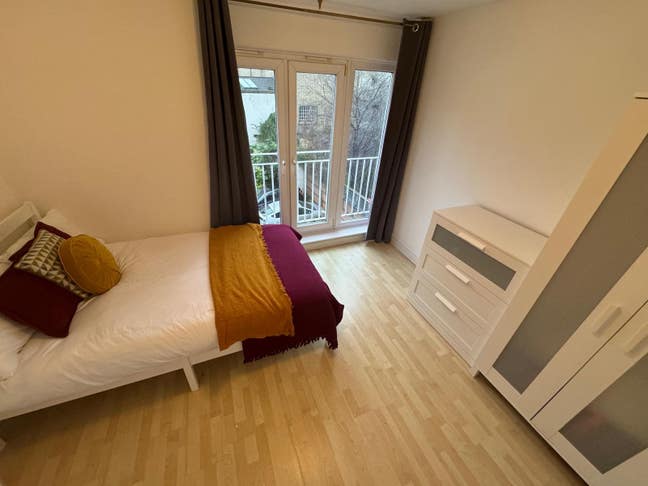 Bright Double Room in a 3 Bed Flat in Liverpool St Main Photo