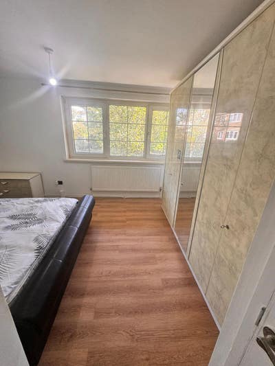 Fabulous Master Bedroom next to Queen Mary/city Main Photo