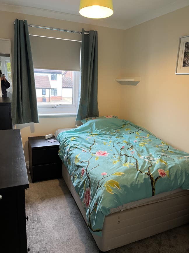 Lovely refurbished Room to let close  to station  Main Photo