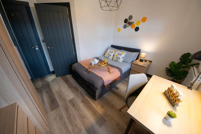 Stockport Train Station Ensuite Double Main Photo