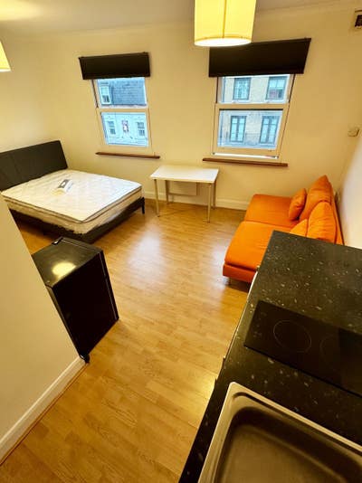 Newly Decorated Studio Flat Main Photo