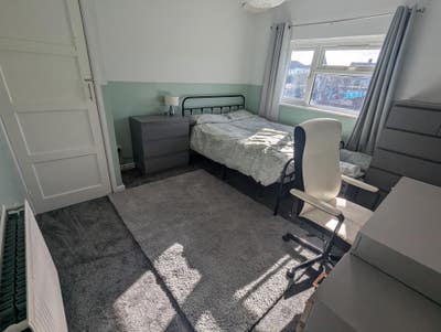 Large double room. Brislington Dog people only 💜 Main Photo