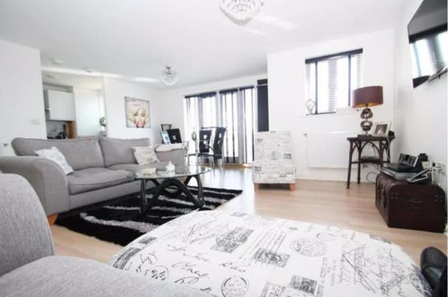 Double Room With Private bathroom in 2BHK Flat Main Photo