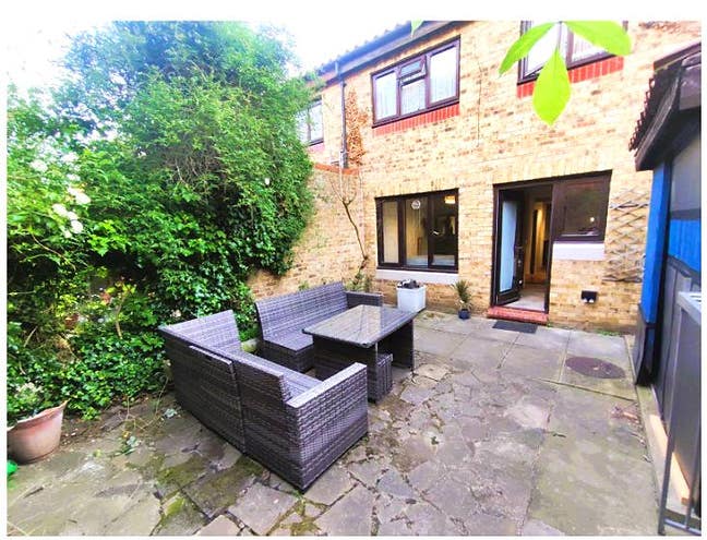 Large Room in Lovely Garden Flat 3min to Station Main Photo