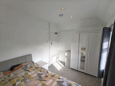Double Room sharing bathroom with 1 other person Main Photo