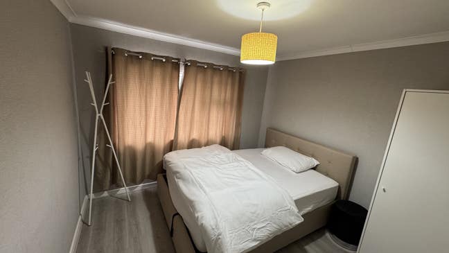 1 Double Rooms Available for Bachelors – Crawley Main Photo