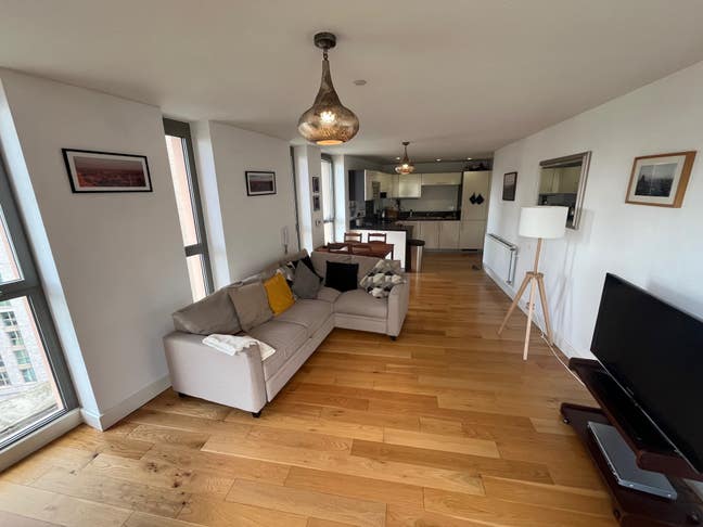 Light double in 2 bed flat - 10th floor   Main Photo