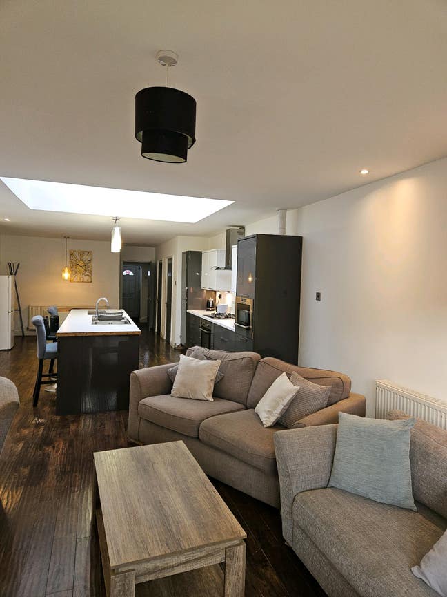 *THE DIGS* Town House Main Photo