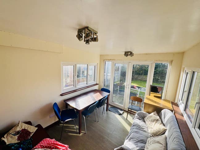 Lovely ensuite double Bedroom - ALL BILLS included Main Photo