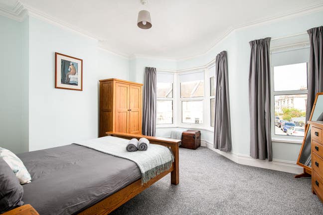 2 beds avl. | Stunning home BS4 nr Train st.  Main Photo