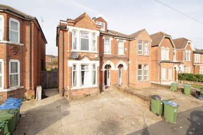 Large double rooms available now in portswood  Main Photo