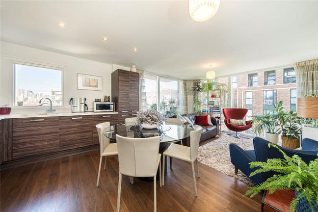 1 Bed flat/Floor-Ceiling windows/Penthouse almost  Main Photo