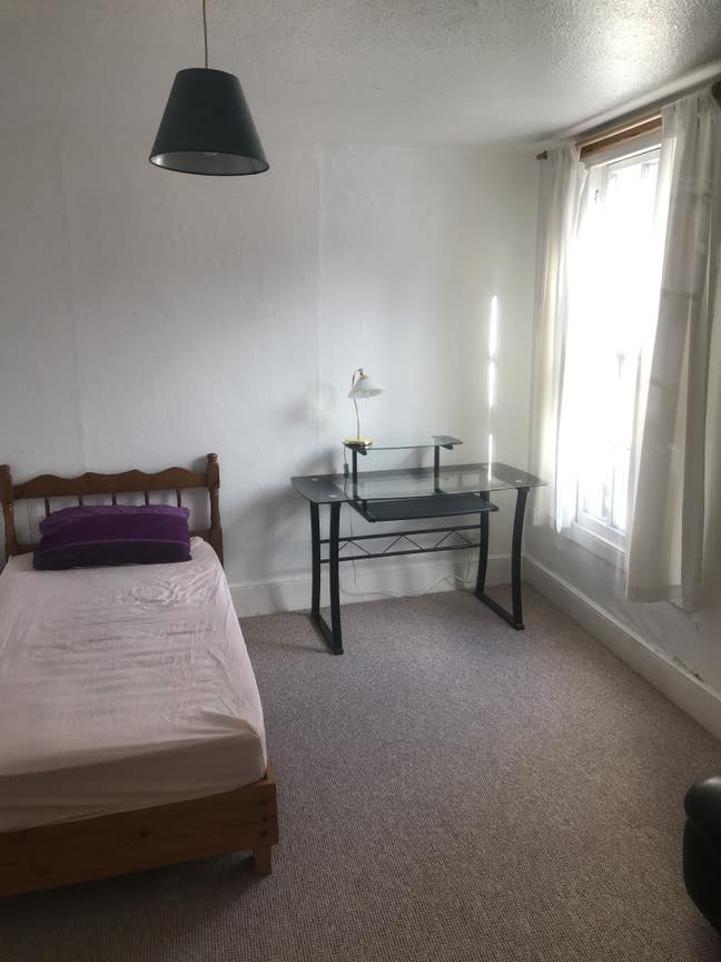 Double Room available Close to University and City Main Photo