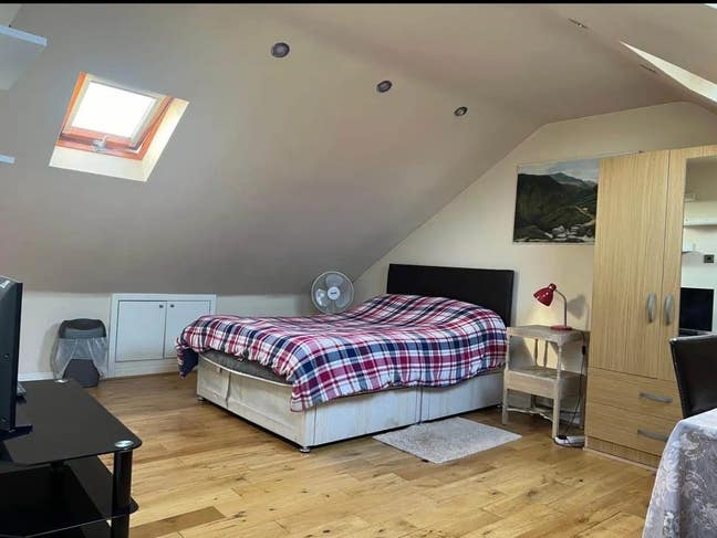 En- suite with private bathroom and toilet  Main Photo