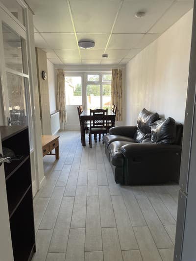 Large en-suite fully inclusive with 2 more room a. Main Photo