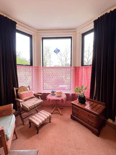 Sunny Victorian lounge + bedroom with en suite Main Photo