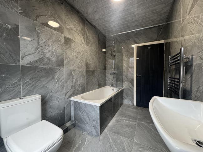 2 Bed Flat in Hyde Park - Near the University  Main Photo